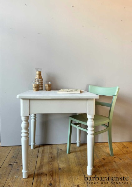 Vintage-Tisch im Farbton French Linen